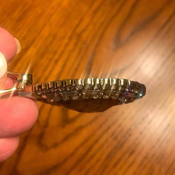 BEAUTIFUL New Premier Designs Gold Tone Pendant w/Wide Magnetic Closure Clasp - Picture 8 of 17